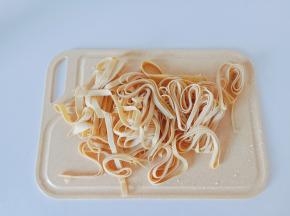 豆皮卷起来再切丝就方便多了。