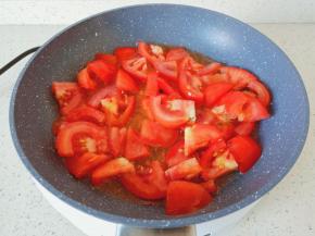 热锅热油下番茄炒出汁水。