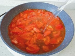 再加入适量的清水。