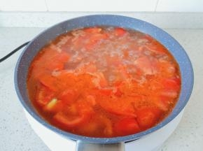 开大火炖煮2分钟。