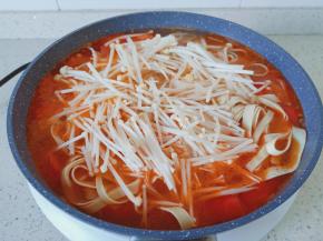 再加金针菇一起煮。