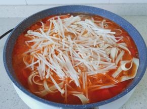 再加金针菇一起煮。