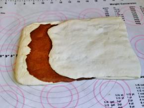 再把把色的面饼折过来，如图。