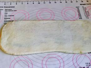 用擀面杖擀长。