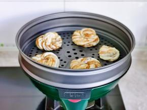 依次做完，摆放蒸屉上。