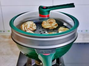 盖上盖子进行二发，发酵至花卷明显变大。