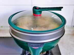 锅中加水，冷水中火上锅蒸，烧开后蒸13-18分钟，关火焖两分钟。