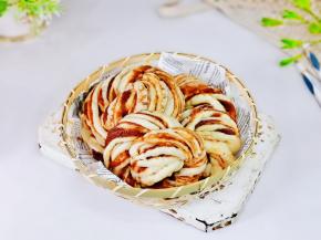 取出蒸好的花卷，即可以享用。