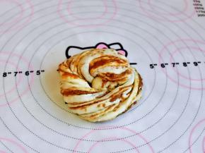 再卷起来，收口捏紧。