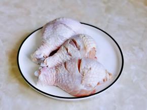 鸡腿表面划几刀。