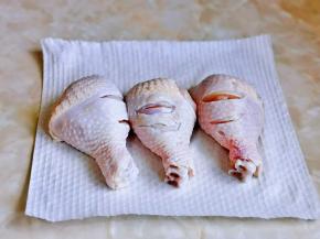 再用厨房用纸擦干。