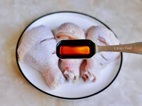 装入盘中，加入料酒。