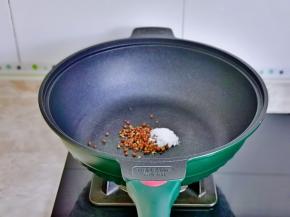 锅烧热，加入盐和花椒。（不放油）