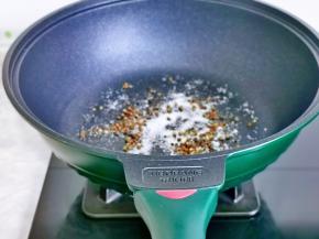 翻炒至出香味至变色，盛出备用。