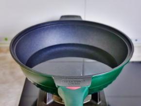 锅中加入纯净水，适当多一点，因为要蒸30分钟左右。