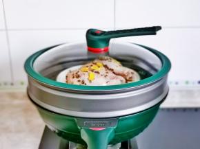 盖上盖子，大火烧开，转中小火蒸30分钟左右。