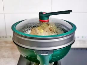 关火后焖2分钟，用筷子扎一下，不出血水就是熟透了。