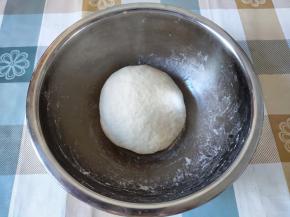 面粉+油+糖+酵母+水，先用筷子搅成面絮，再用手和成一个柔软的面团，并且不粘手。面团一定要软，可以参照自己耳垂的柔软度，再软一点。然后盖上放阴凉处发酵。