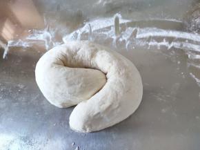 再搓成长条，左右三折，再揉搓，重复两三次。如果有点粘案板的话，就撒一点干粉。