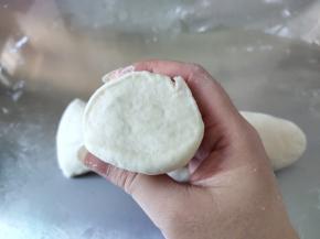 切一团面观察，没有明显的气孔了，面团就揉好了。