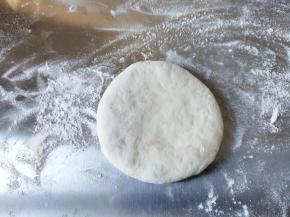 将封口常下，先用手掌轻轻压一下，再用擀面杖擀开，动作一定要轻。如果想好看，就厚一点，想好吃不在乎外观就擀薄一点，容易爆开。