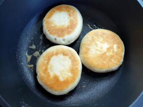 中小火煎，就是介于中火和小火之间，两面煎成金黄色。翻面时要小心一点，因为比较软。