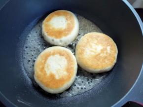 沿着锅边加入小半碗温水，盖上锅盖小火焖到水干就好了。