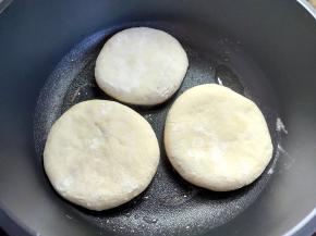 不粘锅倒少量油，烧热，放入馅饼，可以用手轻轻压一压。