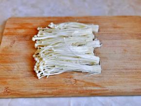 金针菇去根，再撕开，用冷水冲洗干净。