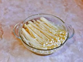 放入器具中加入纯净水，再加入2克盐泡10分钟。