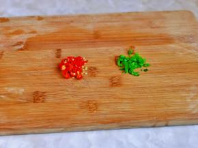 辣椒去根切段，小葱叶洗干净切葱花。