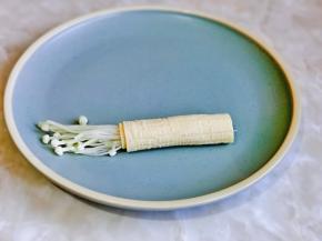 再卷起来，收口朝下。