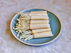 依次卷好的豆皮针金菇卷。