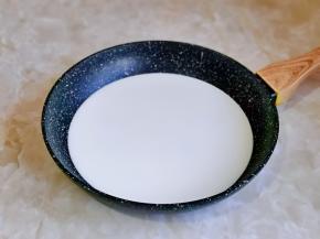 首先将牛奶倒入不粘锅中。