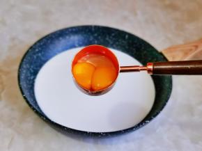 再加入2个鸡蛋黄。