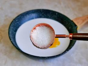 加入白砂糖，如果喜欢甜的可以适当增加量，我这个量口感偏淡。