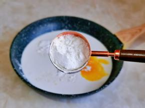 再加入玉米淀粉。