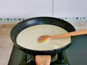 全程小火，一边用铲子不停搅拌。