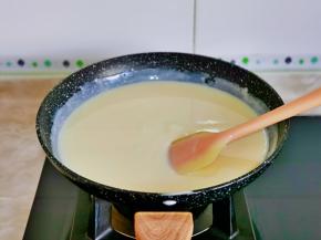 液体逐渐变得浓稠，一定要不停的搅拌，避免糊锅。