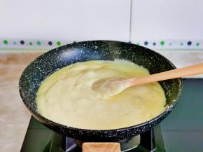 液体变成糊状，即可关火。（全程一定要不停搅拌）
