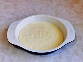 将奶糊倒入模具中，表面抹平。