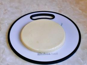 取出冷藏好的牛奶，很容易脱模。