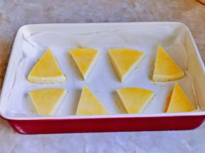 烤盘中垫上油纸，摆入牛奶，再刷上蛋液。