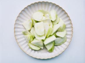 丝瓜切滚刀块。