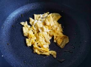 鸡蛋煎熟。