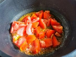 锅中倒入西红柿炒出汁，