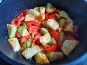 加丝瓜炒匀。