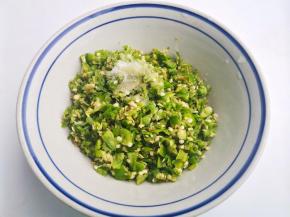 青椒剁碎加1小勺盐腌制一下，