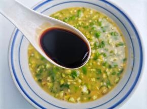 加2勺生抽。