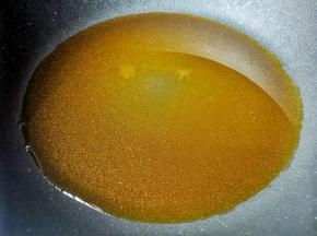 锅中热油。